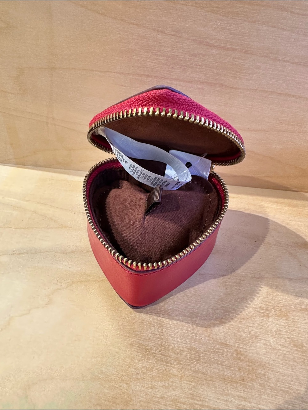 Fossil Red Heart Leather Jewelry and coin zipper case. - Picture 3 of 4
